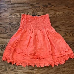 BCBG MAX AZRIA SILK RUFFLE PUCKER STRAPLESS TOP.